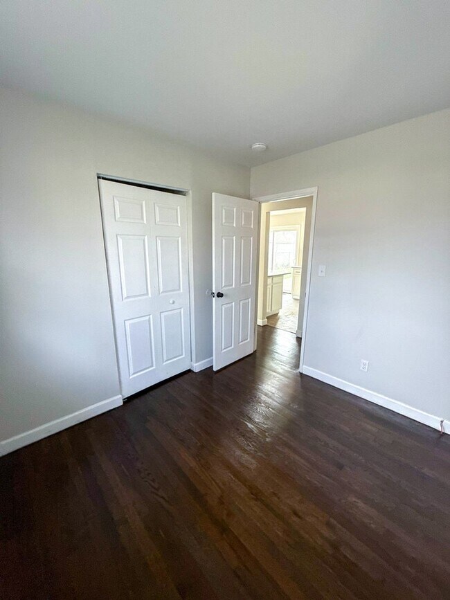 Building Photo - Move-In Ready Columbus Home Featuring Mode...