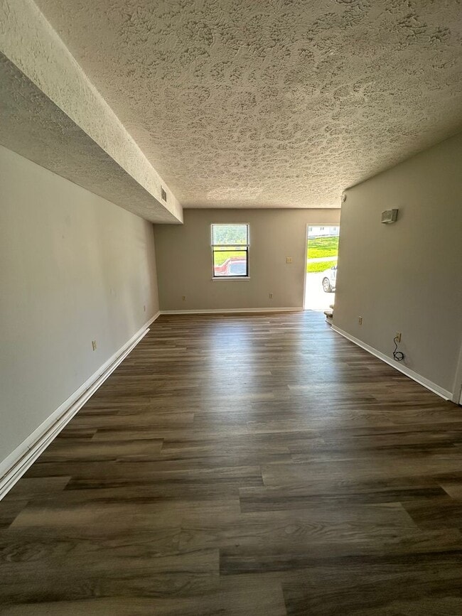 Building Photo - 2 Bedroom / 1.5 bath Townhouse, Kingsport TN