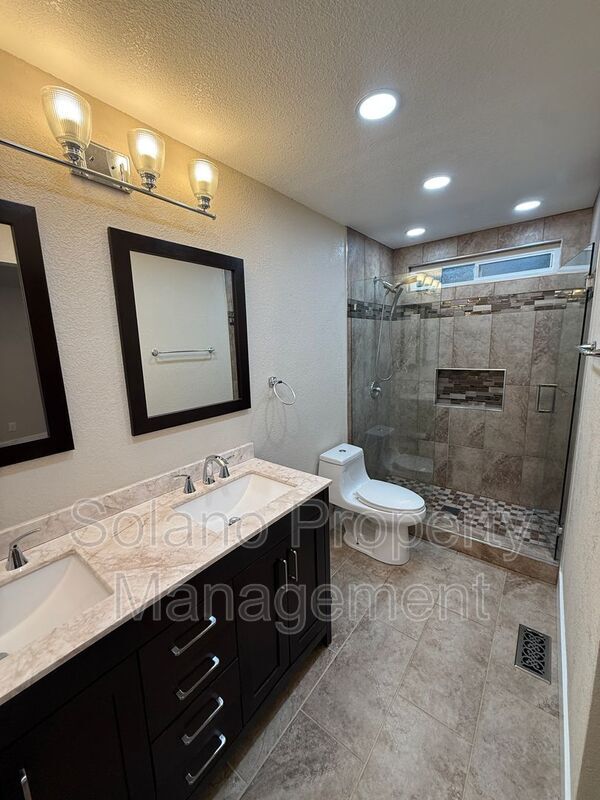 Building Photo - 921 Hickory Ave