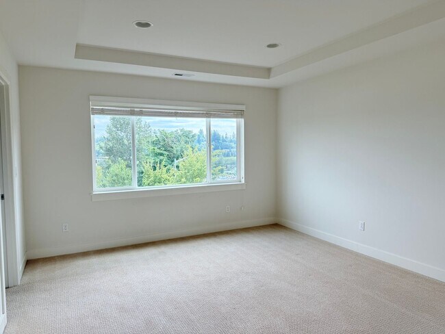 Building Photo - Beautiful 5-Bedroom Home with Mt. Rainier ...