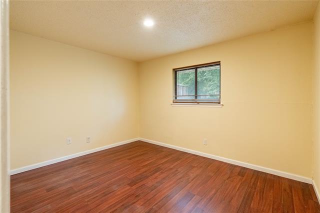 Building Photo - 510 Cranbrook Park