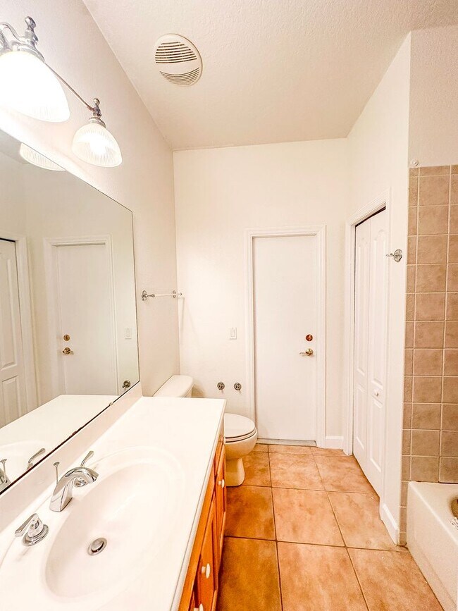 Building Photo - Beautiful 3/2 in Winding Cove with large f...