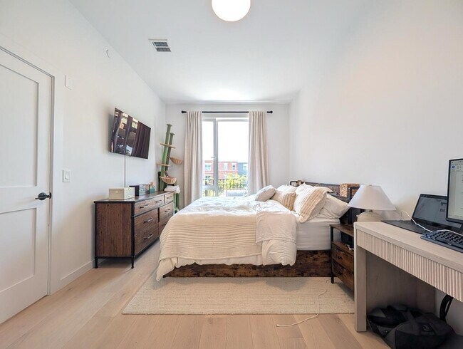 Building Photo - 425 3rd St