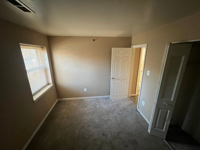 Building Photo - 2 Banyan Wood Ct