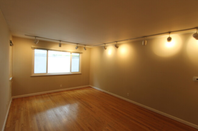 Building Photo - Epic REA - 1 Bedroom 1 Bath Condo in Pacif...