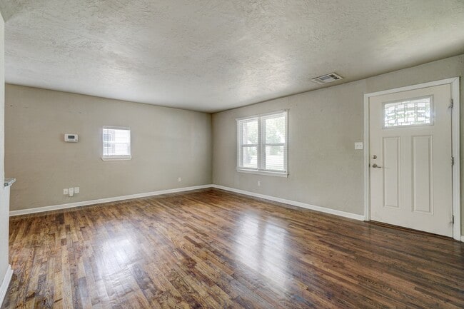 Building Photo - 712 Dakota St