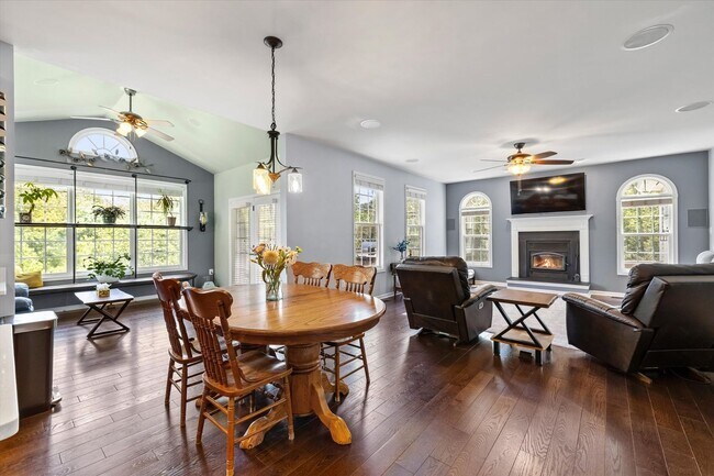 Building Photo - Gorgeous 5 Bed 3.5 Bathroom in Stafford, VA