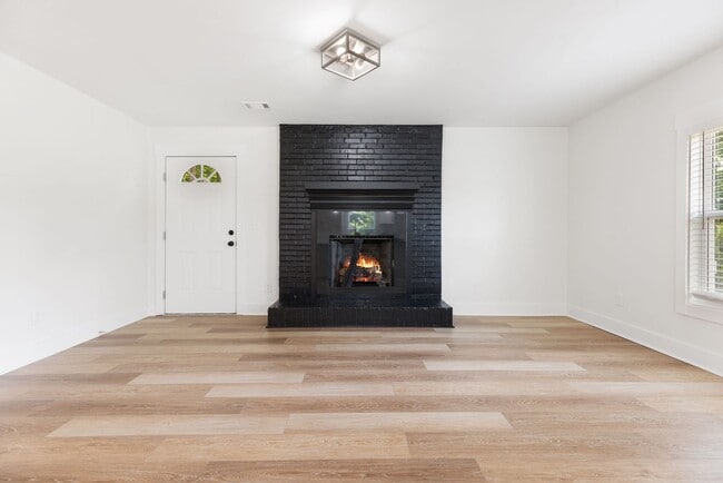 Building Photo - Four Bedroom Four Bath Home