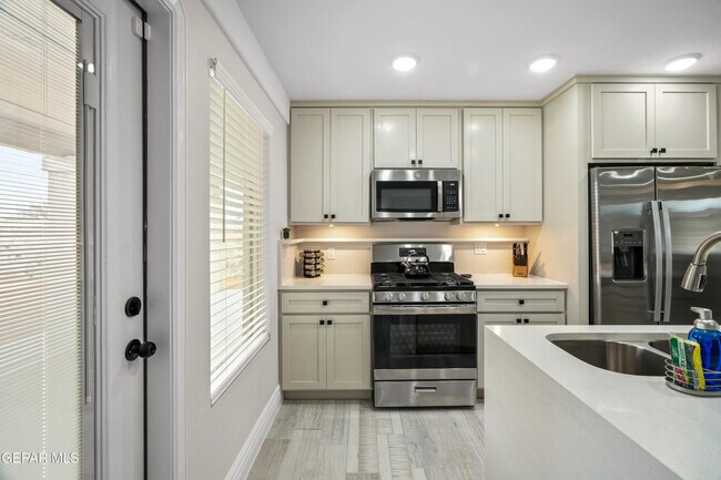 Building Photo - 854 Mallett St