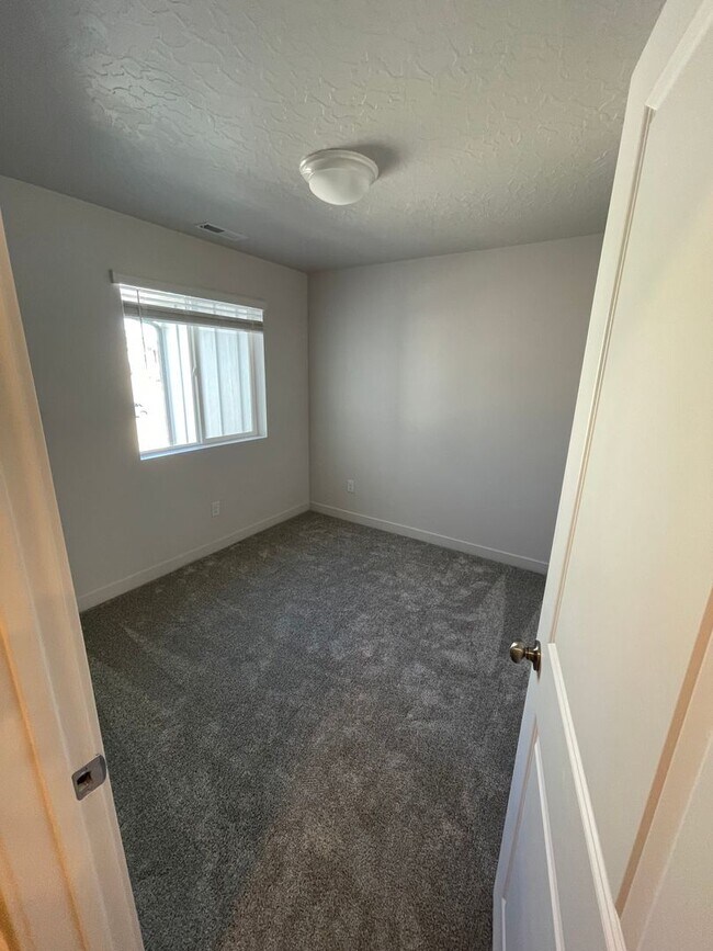 Building Photo - HUGE Townhome For Rent in Saratoga Springs!!