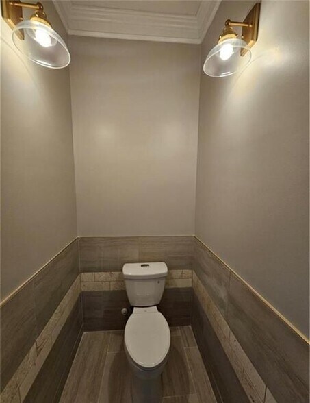 Building Photo - 198 Wellington St SW