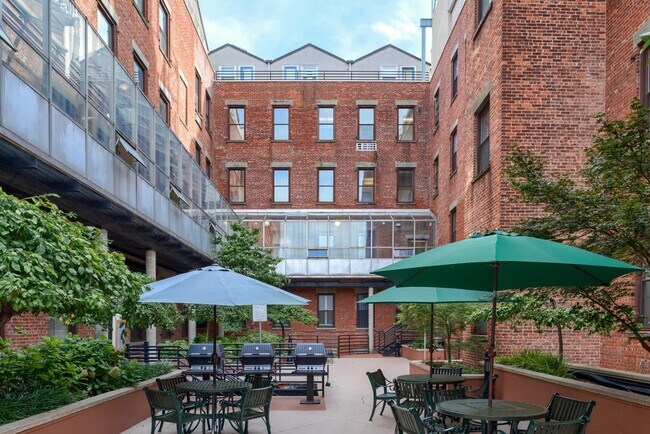 Building Photo - 341 Monmouth St