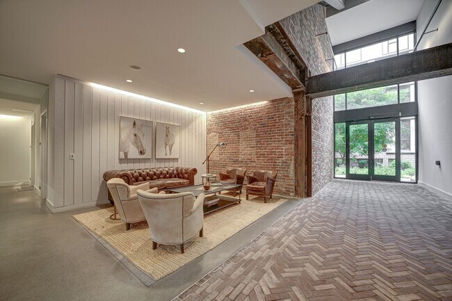 Building Photo - Stunning Penthouse w/ Private Terrace & Pa...