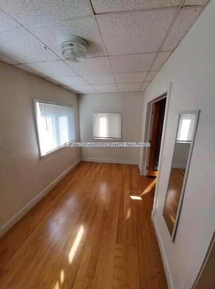 Building Photo - 305 Chelsea St