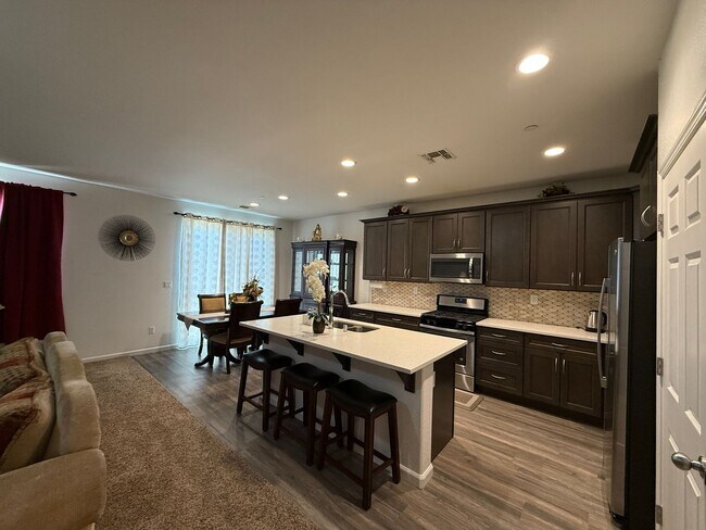 Building Photo - Must See! Fully furnished 3 bedroom, 2 bat...
