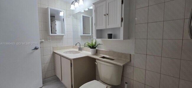 Building Photo - 10221 Fontainebleau Blvd