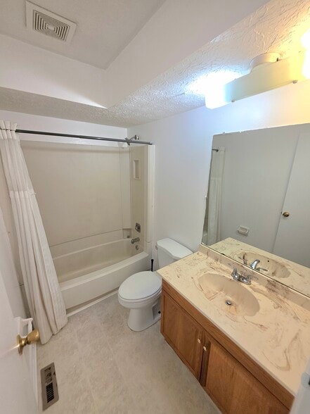 Full Bath - 5378 Portland St