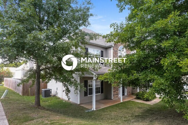 Building Photo - 4 Bedroom Pet-Friendly Home in Charlotte, NC with Main Street Renewal