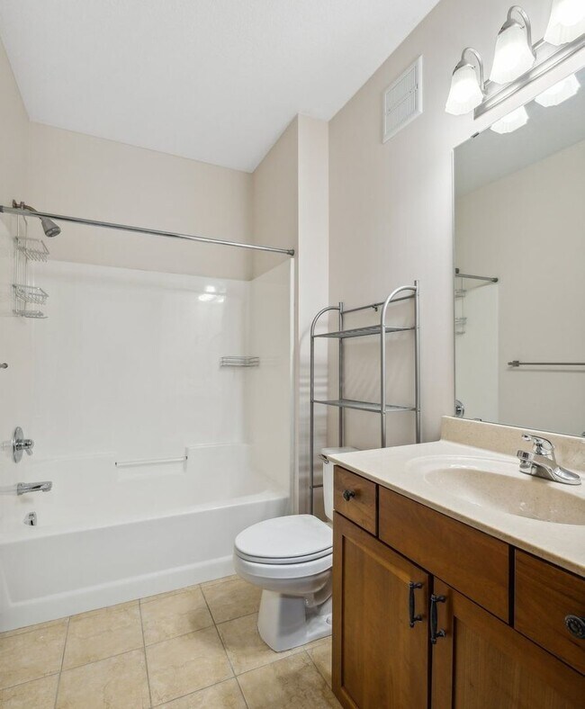 Building Photo - Stunning 2 level Condo in Exclusive St Pau...