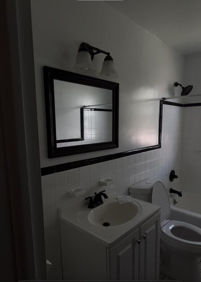 Building Photo - 332 11th St