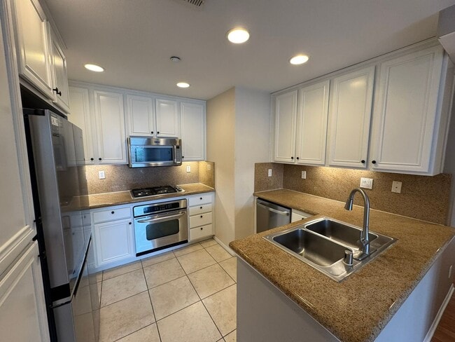 Building Photo - Sleek 2-Bed with a Den/Office + Flex Corner Condo with Attached Tandem Garage