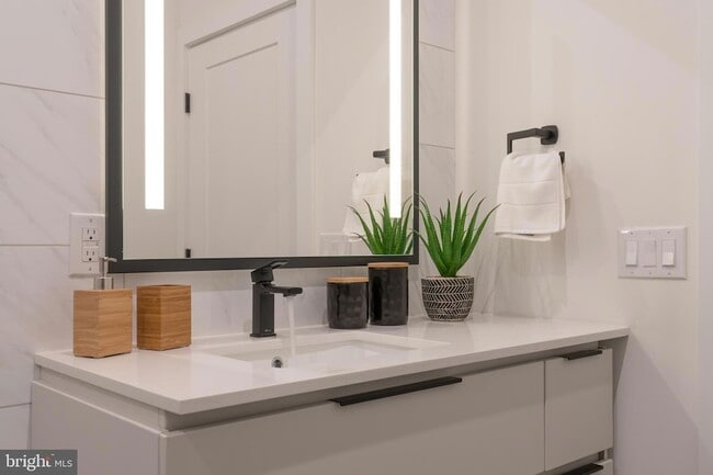 Building Photo - 1421-23-1423 E Columbia Ave