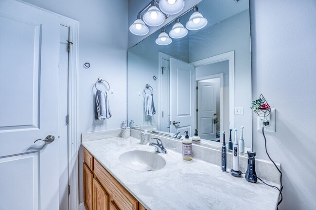 Building Photo - Fletcher condo, 2 bedrooms/2 Bathrooms wit...