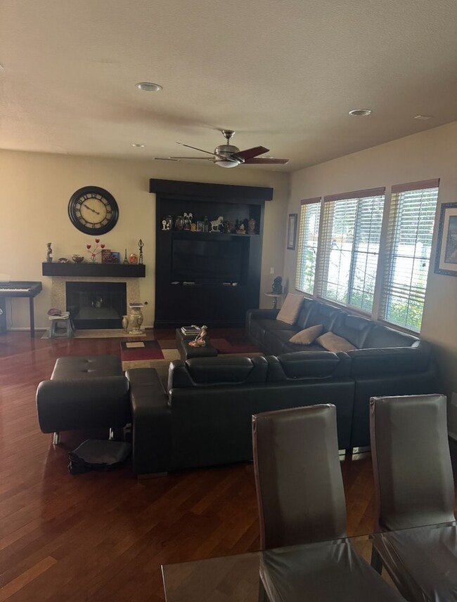 Building Photo - Spacious 3-Bedroom + Loft Townhome for Ren...