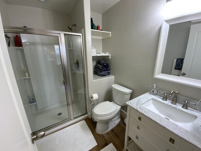 Building Photo - Fully Furnished Townhouse with Lake Views