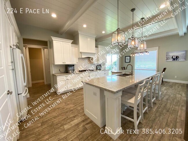 Building Photo - 224 E Pace Ln