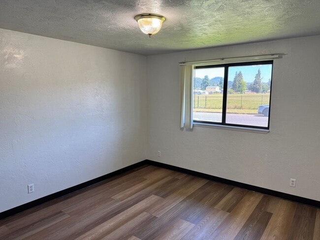 Building Photo - 2 bedroom 1 bath duplex in Cottage Grove!