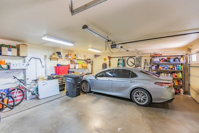 Building Photo - Beautiful Home in the Golf Course Area