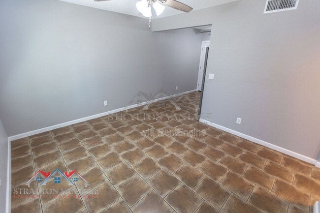 Building Photo - 448 N Lesueur