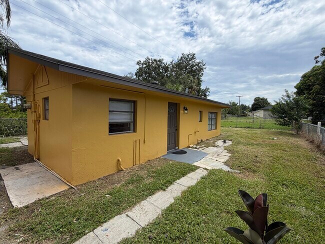Building Photo - 2320 Sunrise Dr
