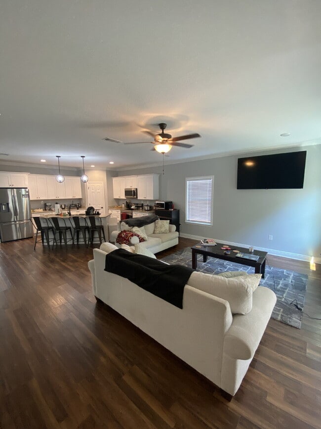 Building Photo - Situated in DeVillier's Square within convenient walking distance to Palafox, this contemporary r...