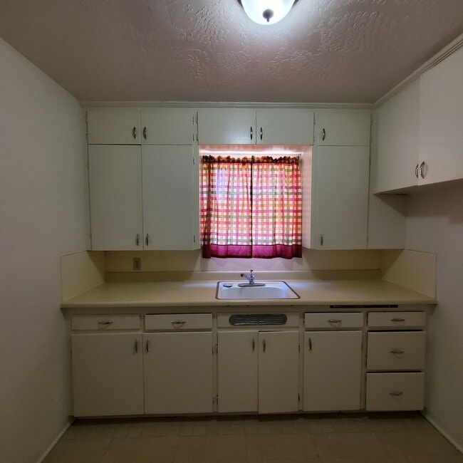 Building Photo - Cozy 2 Bed, 1 Bath Home close to Burkhart park!!