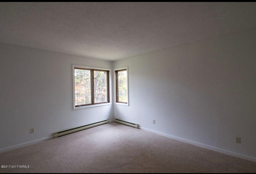 Upstairs bedroom - 7 Christie Ln