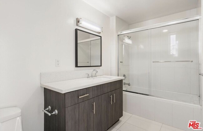 Building Photo - 825 East 4th St