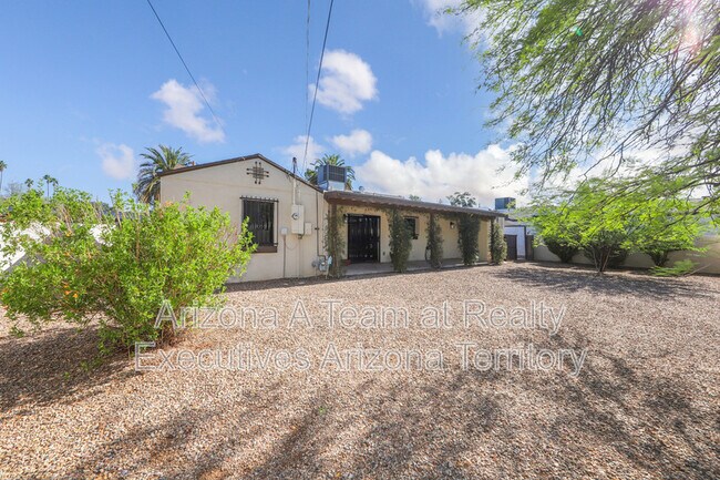 Building Photo - 2818 E Malvern St