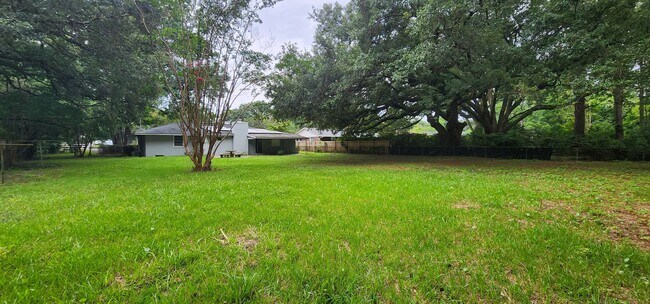 Building Photo - 1120 Stratford Rd
