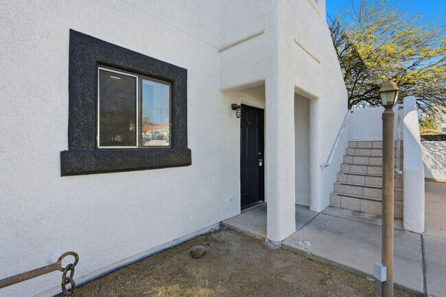 Building Photo - 317 N Vine Ave