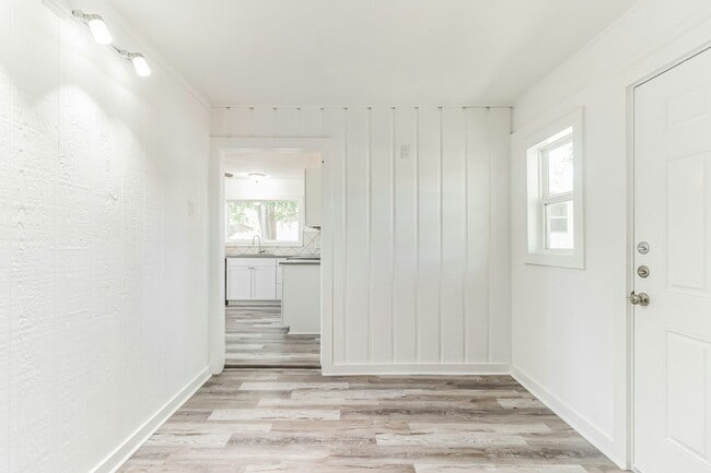 Building Photo - 124 E Castlebriar Dr