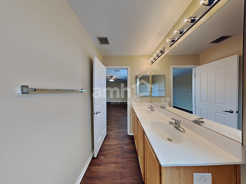 Building Photo - 3768 E Bright View St