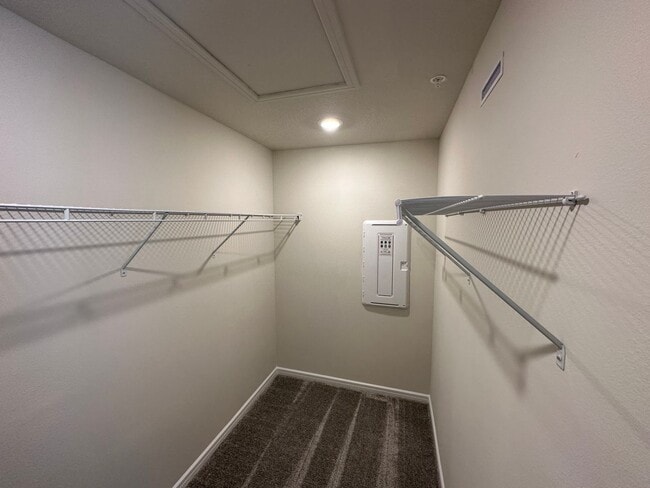 Building Photo - 3 Bedroom, 2.5 Bath Town Home with 1 Car Garage in Grayson Square!