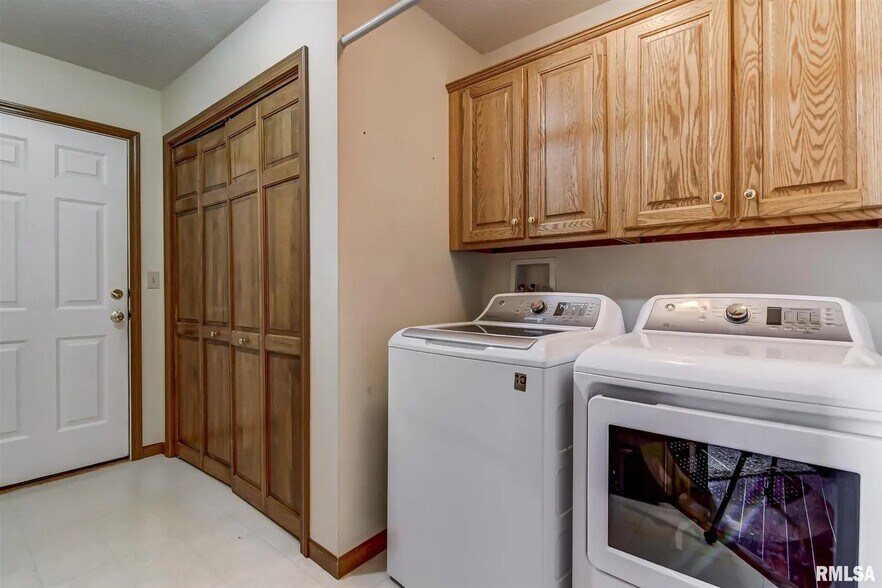 Building Photo - 3209 Sequoia Dr