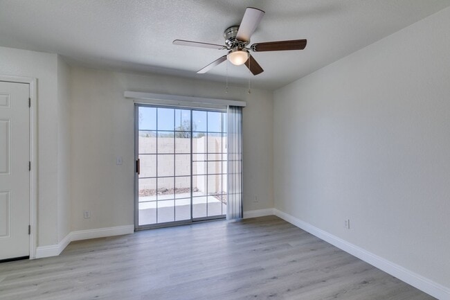 Building Photo - 3 Bedroom Townhouse with attached garage i...