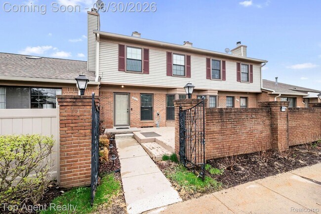 Building Photo - 38887 Country Cir