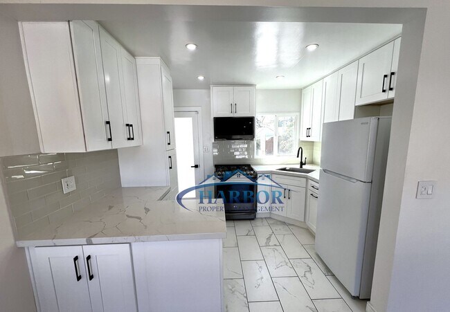 Building Photo - MOVE IN SPECIAL: Spacious 3-Bedroom 1.5 Ba...