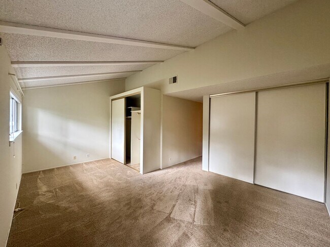 Building Photo - Nice Two-Story Unit with Attached Garage a...