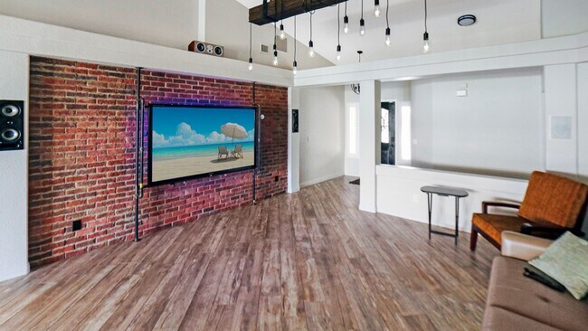 Building Photo - Designer Delight in Green Valley